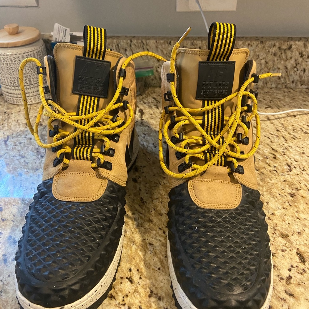 Men’s Nike Duck Boots- barely worn!
